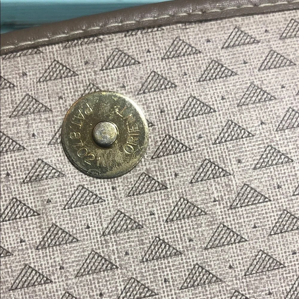 🦆Liz Claiborne Tan Accessory with Leather Trim🔺
